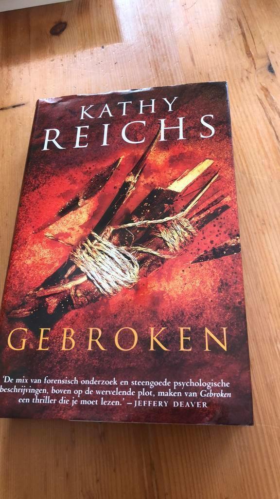 Gebroken - Kathy Reichs, Boeken, Thrillers, Zo goed als nieuw, Nederland, Ophalen of Verzenden