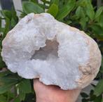 Grove 2,5kg geode Bergkristal edelsteen stenen collectie, Verzamelen, Mineralen en Fossielen, Ophalen of Verzenden, Mineraal