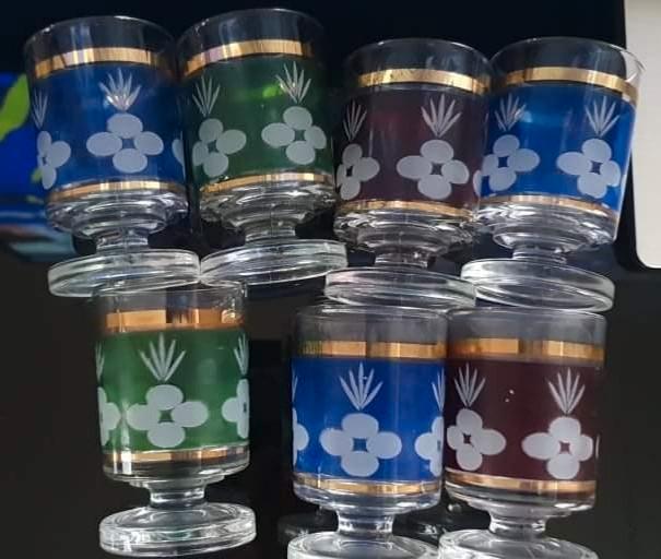 Zeven prachtige boheemse gekleurde kristallen glazen. Nieuw., Antiek en Kunst, Antiek | Glas en Kristal, Verzenden