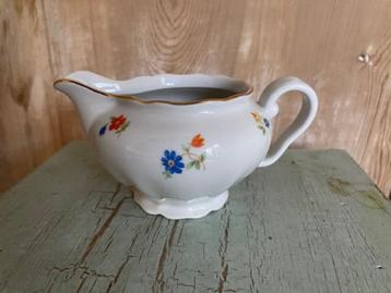 Romantisch vintage melkkannetje porselein. Bloemetjes. beschikbaar voor biedingen