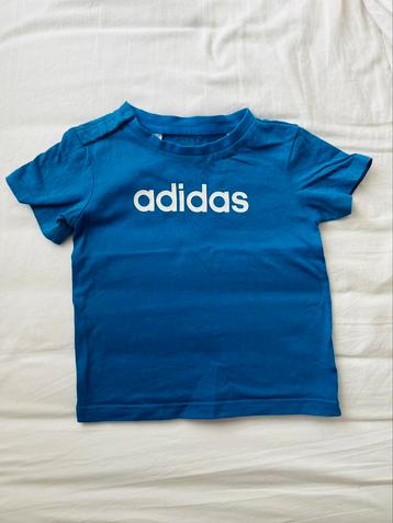 Blauwe shirt met witte letters Adidas beschikbaar voor biedingen