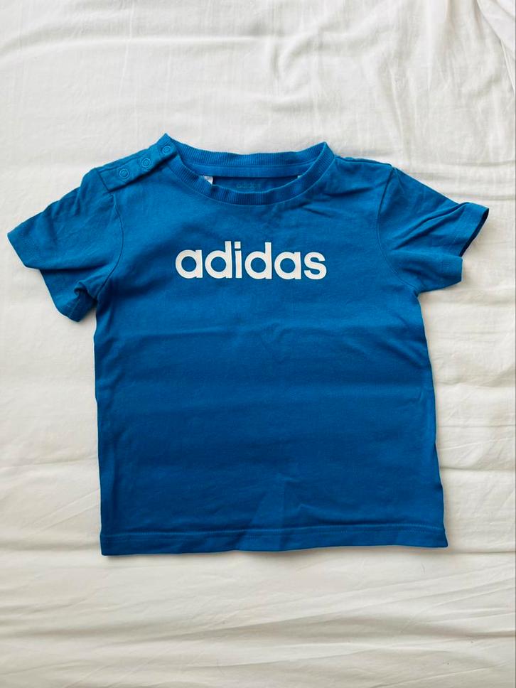 Blauwe shirt met witte letters Adidas, Kinderen en Baby's, Babykleding | Maat 86, Zo goed als nieuw, Jongetje, Shirtje of Longsleeve