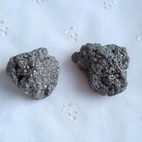 Pyriet edelsteen, twee brokken voor €4,95, Verzamelen, Mineralen en Fossielen, Mineraal, Verzenden