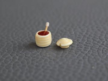 Piepkleine porseleinen honingpotjes in de vorm van bijenkorf beschikbaar voor biedingen
