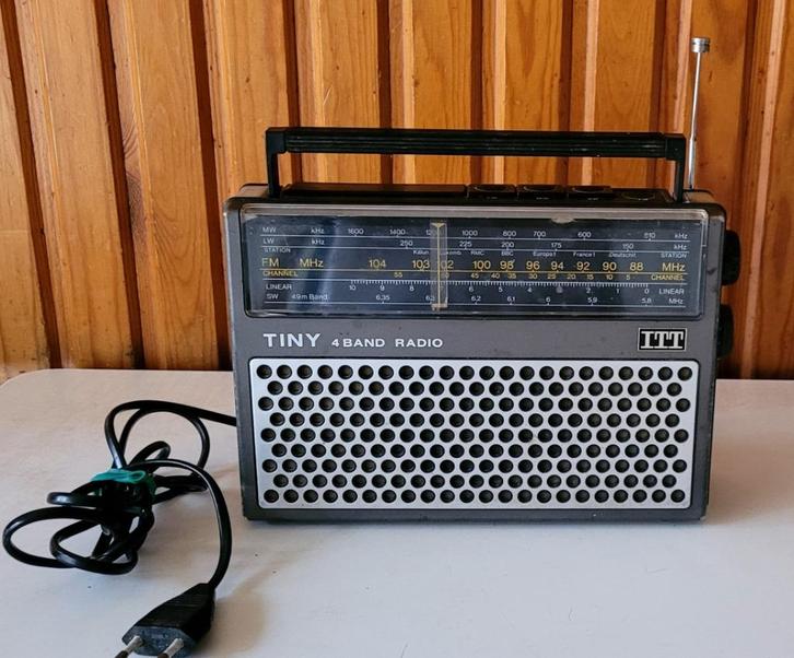 ITT Tiny 109B 4 Band draagbare transistor radio, Audio, Tv en Foto, Radio's, Gebruikt, Overige typen, Ophalen of Verzenden