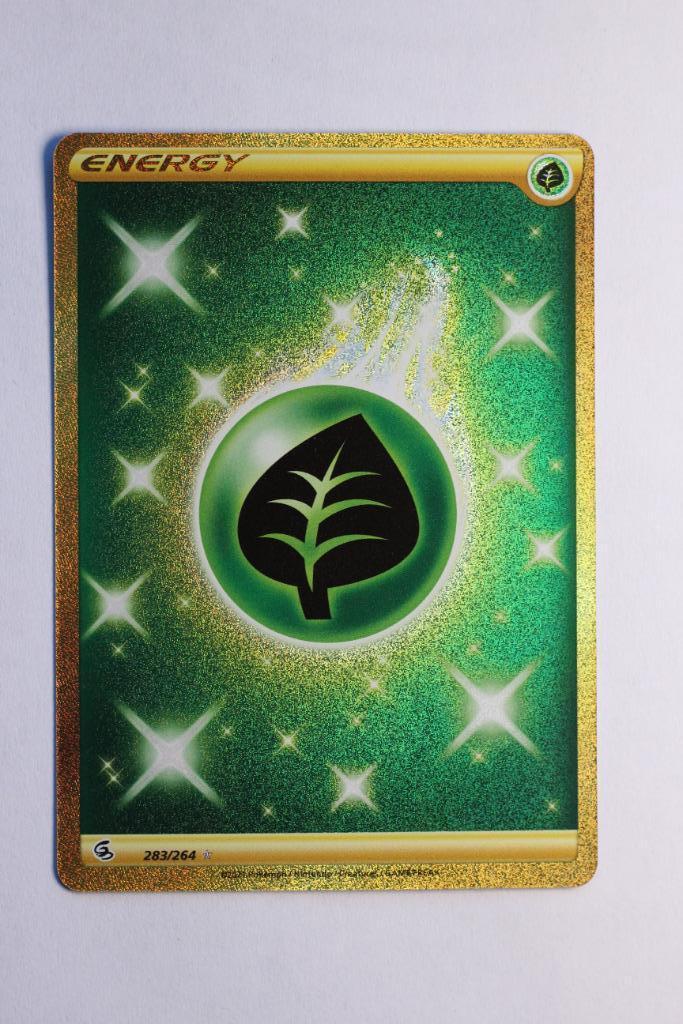 Grass Energy Gold 283/264 Pokemon S&S Fusion Strike, Hobby en Vrije tijd, Verzamelkaartspellen | Pokémon, Zo goed als nieuw, Losse kaart