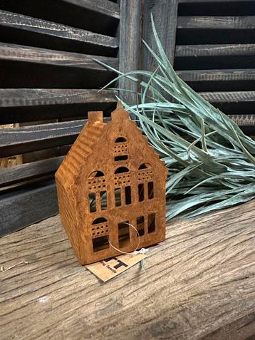 Metalen huisje beschikbaar voor biedingen