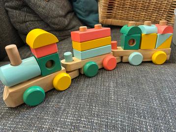 Houten vormentrein van hema beschikbaar voor biedingen