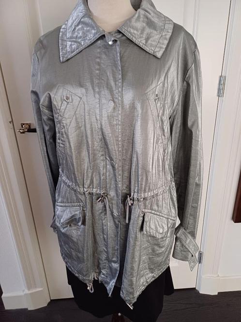 Prachtig zilver kleurig zomerjas/jack, merk HUCKE 42/44, Kleding | Dames, Jassen | Zomer, Zo goed als nieuw, Maat 42/44 (L), Overige kleuren