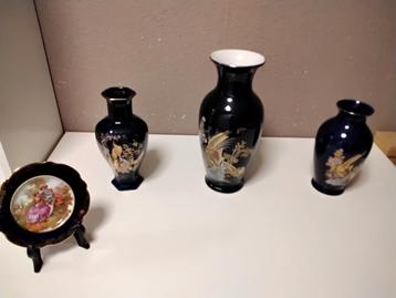 3 super mooie vasen met gratis limoges bordje op standaard  beschikbaar voor biedingen