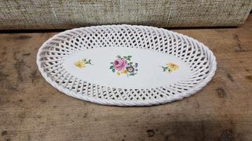Brocante Keramiek Schaal met Bloemen 30x7cm

Cakebordje  beschikbaar voor biedingen