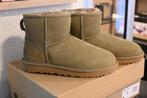 UGG W Classic Mini II – Maat 36, NIEUW in doos, Kleding | Dames, Schoenen, Bruin, Snowboots, Nieuw, Ophalen of Verzenden
