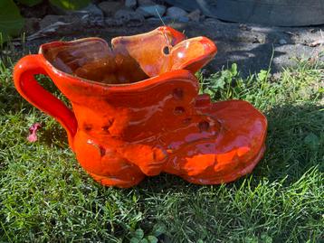 Vintage Oranje Bloempot Laarsje beschikbaar voor biedingen