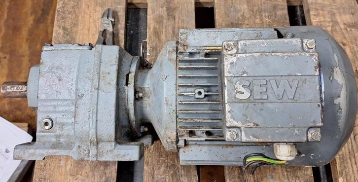 SEW Vector SF37 DT90L4 326/329 met reductie SH370, Doe-het-zelf en Verbouw, Motoren, Gebruikt, Elektromotor, Minder dan 1400 rpm