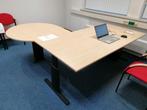 Stevig kantoorbureau verstelbaar met afgeronde zijde, Huis en Inrichting, Bureaus, Ophalen, In hoogte verstelbaar, Gebruikt