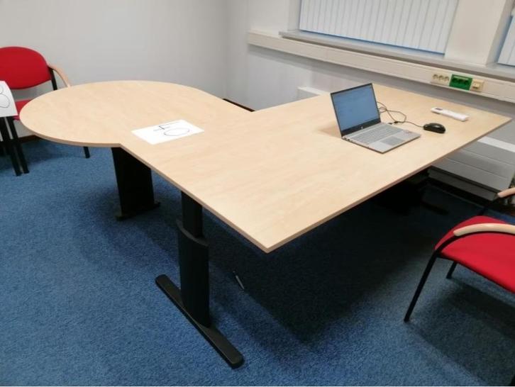 Stevig kantoorbureau verstelbaar met afgeronde zijde, Huis en Inrichting, Bureaus, Gebruikt, In hoogte verstelbaar, Ophalen