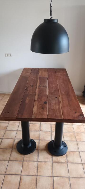 Zware massief houten eettafel 2 bij 1 meter. Stalen poten. beschikbaar voor biedingen