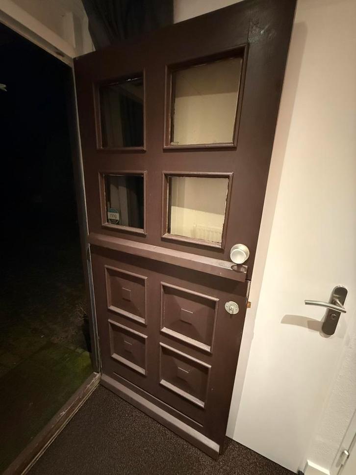 Gratis massieve voordeur in 2 delen, Doe-het-zelf en Verbouw, Deuren en Horren, Gebruikt, Buitendeur, 200 tot 215 cm, 80 tot 100 cm