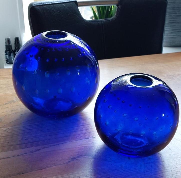 Blauwe bolvazen met luchtbelletjes, Antiek en Kunst, Antiek | Glas en Kristal, Ophalen of Verzenden