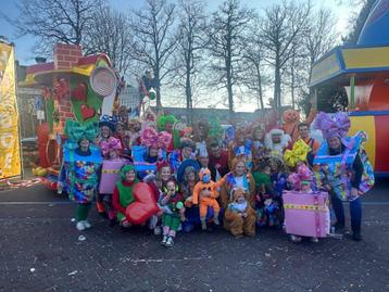 Complete loopgroep inclusief 38 pakken voor carnaval beschikbaar voor biedingen