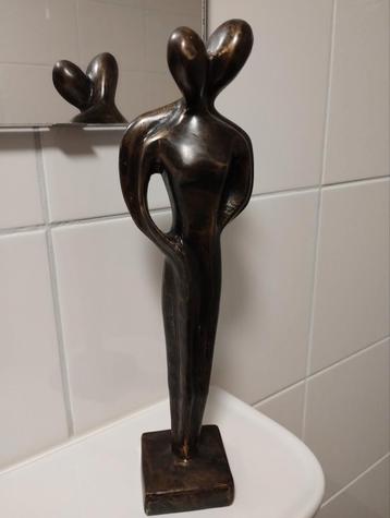 Abstract bronzen beeld man en vrouw in innige omhelzing beschikbaar voor biedingen