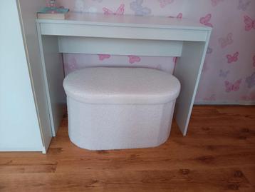 Witte nette Bureau beschikbaar voor biedingen