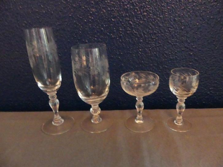 4 kristallen glazen: champagne, bier, likeur en borrel, Antiek en Kunst, Antiek | Glas en Kristal, Ophalen of Verzenden