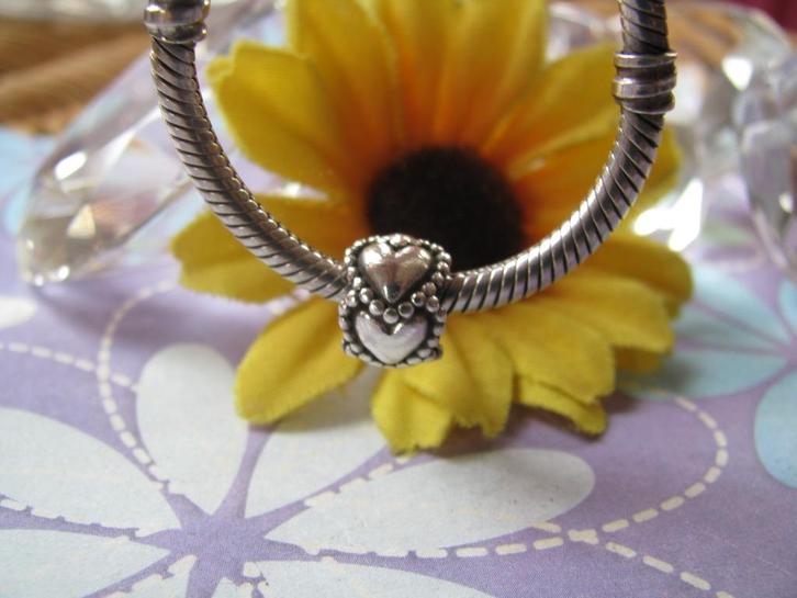 Pandora bedel P043 = rondom 5 hartjes ; lots of LOVE 💕, Sieraden, Tassen en Uiterlijk, Bedels, Zo goed als nieuw, Pandora, Zilver