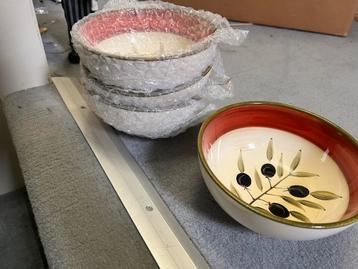 4 Nieuwe Tapas/Soepkommetjes met Olijven beschikbaar voor biedingen