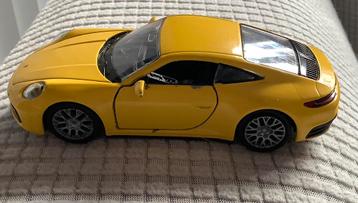 Gele Porsche 911 Carrera 4S Sportwagen WELLY AUTO beschikbaar voor biedingen