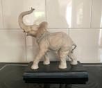 Vintage of antiek beeld olifant op zwart plateau, Antiek en Kunst, Ophalen of Verzenden