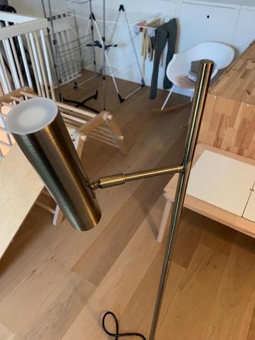 Leuke messing staande lamp (led) beschikbaar voor biedingen