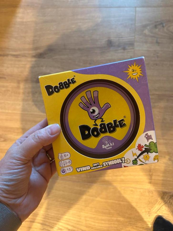NIEUW Dobble - Leuk en snel reactiespel!, Hobby en Vrije tijd, Gezelschapsspellen | Kaartspellen, Nieuw, Een of twee spelers, Ophalen of Verzenden
