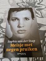 Sophie van der Stap - Meisje met negen pruiken, Ophalen of Verzenden, Zo goed als nieuw, Sophie van der Stap, Nederland