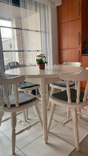 Tafel en 4 stoelen beschikbaar voor biedingen
