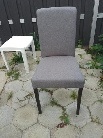 4 nette eetkamerstoelen – grijs stof / donkerhouten poten beschikbaar voor biedingen