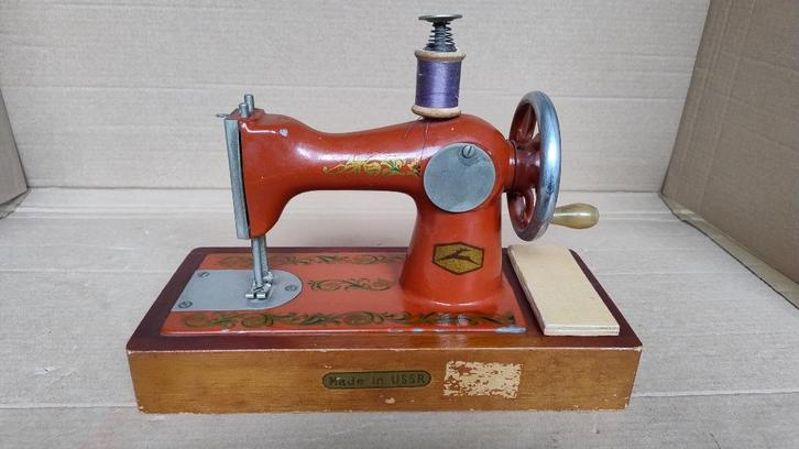Antieke kinder naaimachine uit de Sovjet Unie, Antiek en Kunst, Antiek | Speelgoed, Ophalen of Verzenden