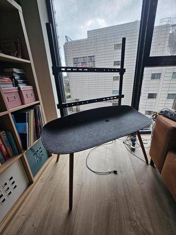 TV-ezel/tafel met beugels - houten poten en grijs vilt tafel