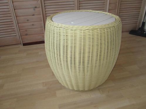 bijzet tuintafel, Beach 7 club, vanilla (geel)., Tuin en Terras, Tuintafels, Zo goed als nieuw, Rond, Overige materialen, Verzenden