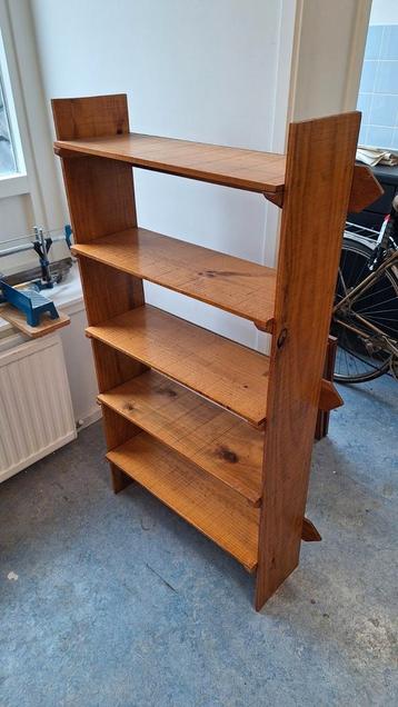 Vintage kastje beschikbaar voor biedingen