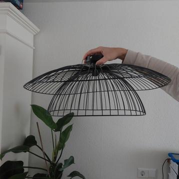 Zwarte plafondlamp beschikbaar voor biedingen