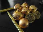 8 kerstballen goud kleur 8 cm doorsnede en 2 goud kleur kaar, Diversen, Kerst, Ophalen of Verzenden, Zo goed als nieuw