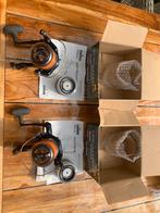 2 molens Daiwa Emcast plus 4500, Ophalen, Zo goed als nieuw, Molen