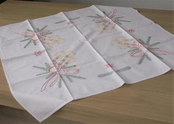 Vintage Geborduurd kerst tafelkleed kaarsen, kerstballen tak beschikbaar voor biedingen