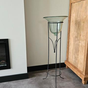 Plantenstandaard met glazen pot beschikbaar voor biedingen