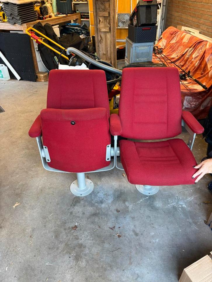 2 Bioscoopstoelen aan elkaar - Rode bekleding, Antiek en Kunst, Antiek | Meubels | Stoelen en Banken, Ophalen