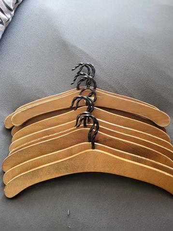 Vintage kledinghangers  beschikbaar voor biedingen