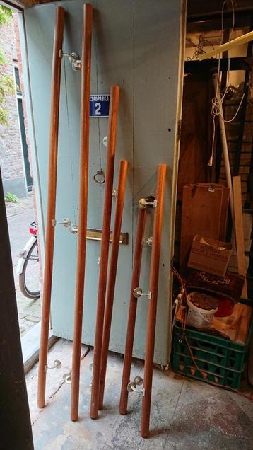 Houten Trapleuning met Metalen Bevestiging beschikbaar voor biedingen