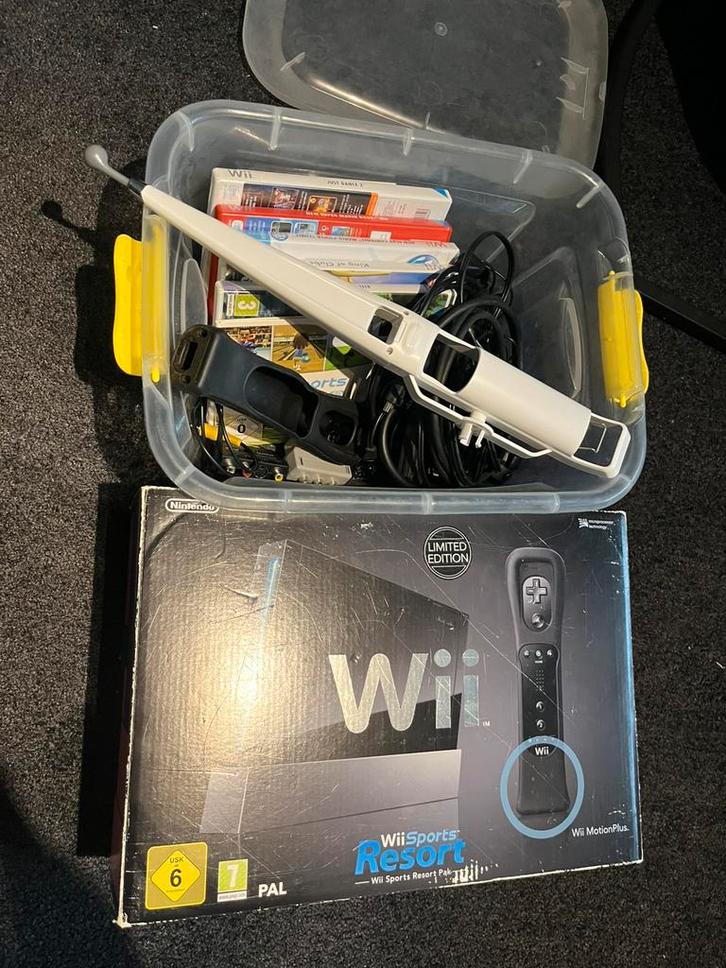 Wii sports limited edition, Spelcomputers en Games, Spelcomputers | Nintendo Wii, Gebruikt, Met 2 controllers, Met games, Ophalen of Verzenden