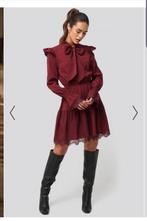 NA-KD bordeaux rode korte jurk met strik maat 36, Verzenden, Zo goed als nieuw, Maat 36 (S), Boven de knie